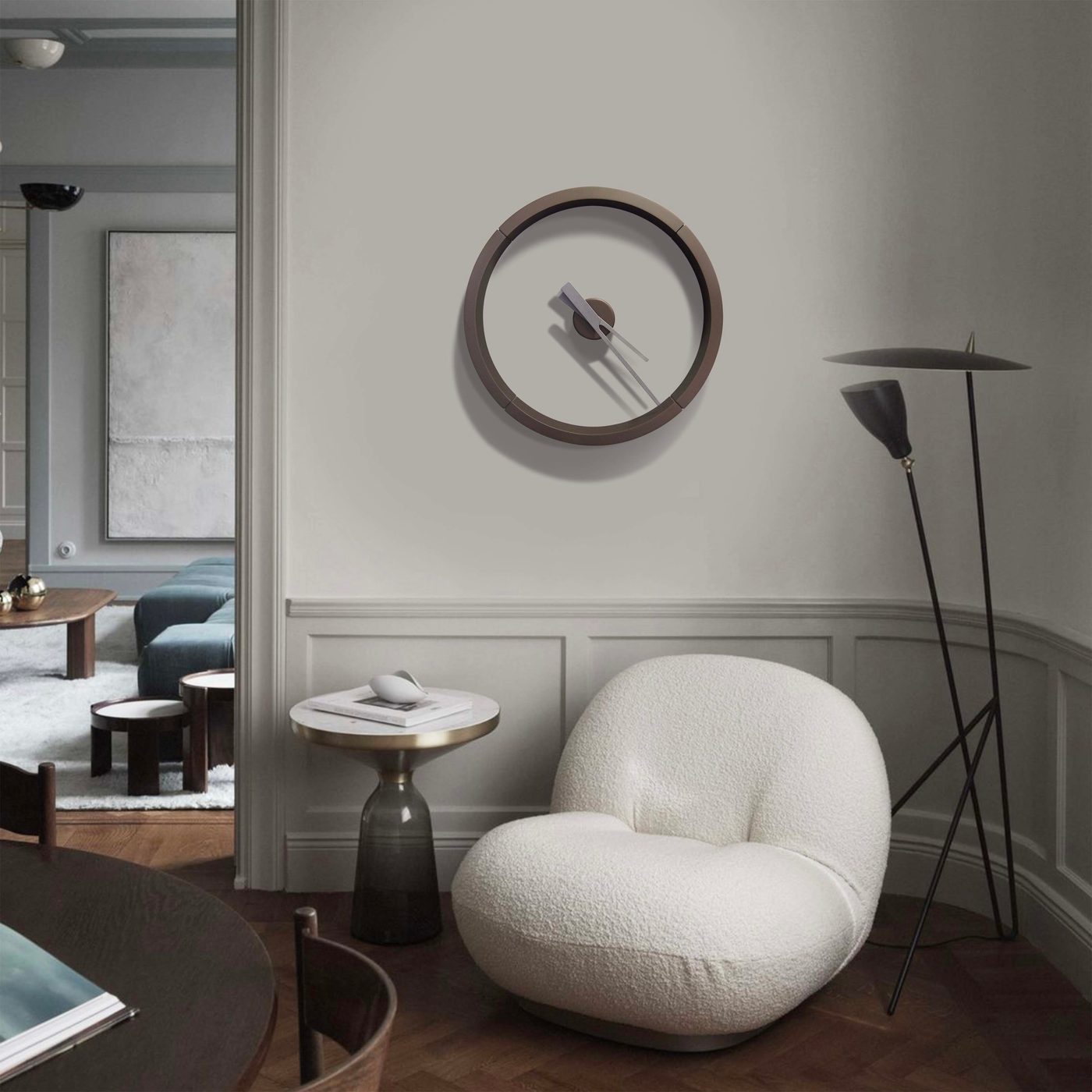 Reloj de pared Glamour en un salón por la tarde