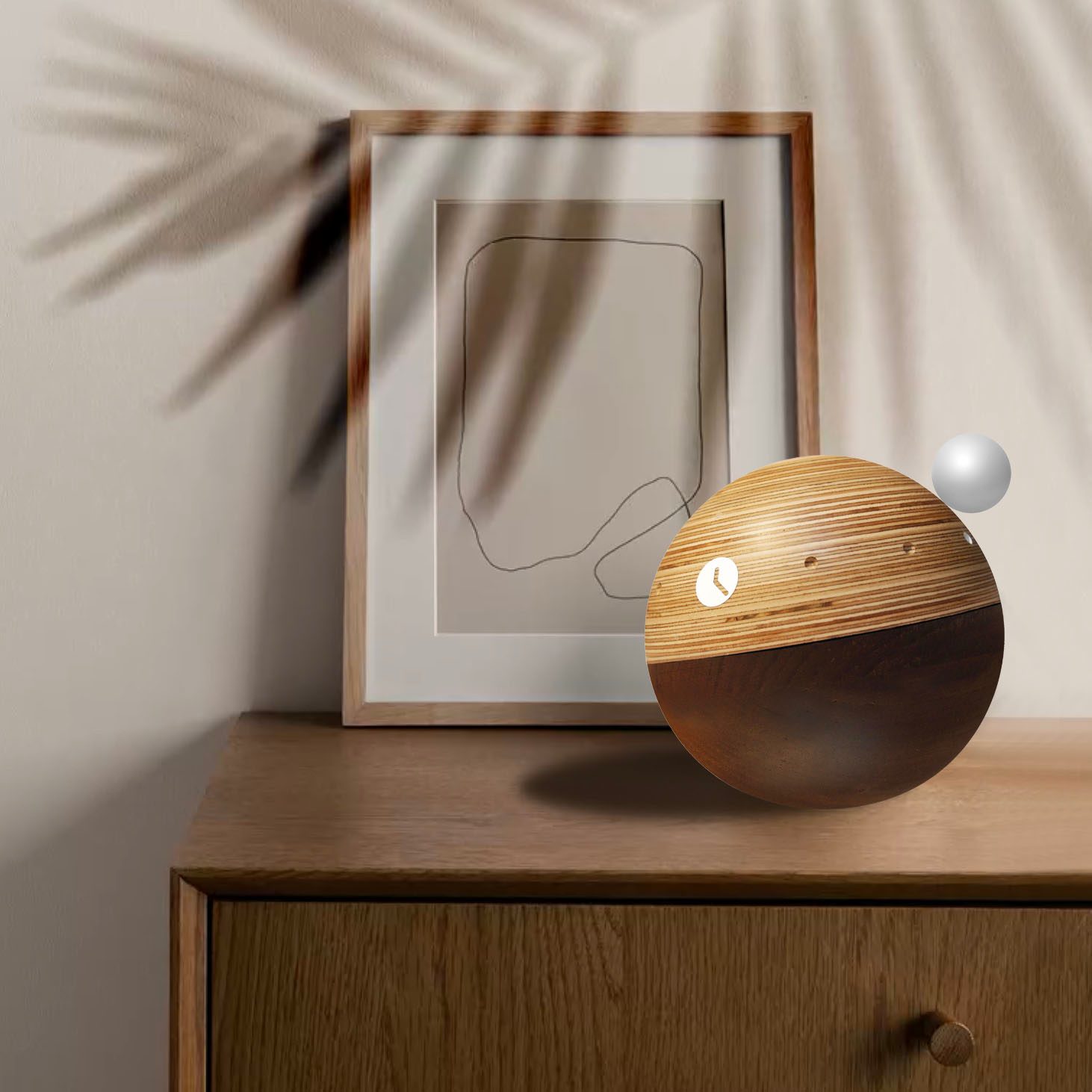 Reloj de sobremesa Planet sobre un mueble de nogal