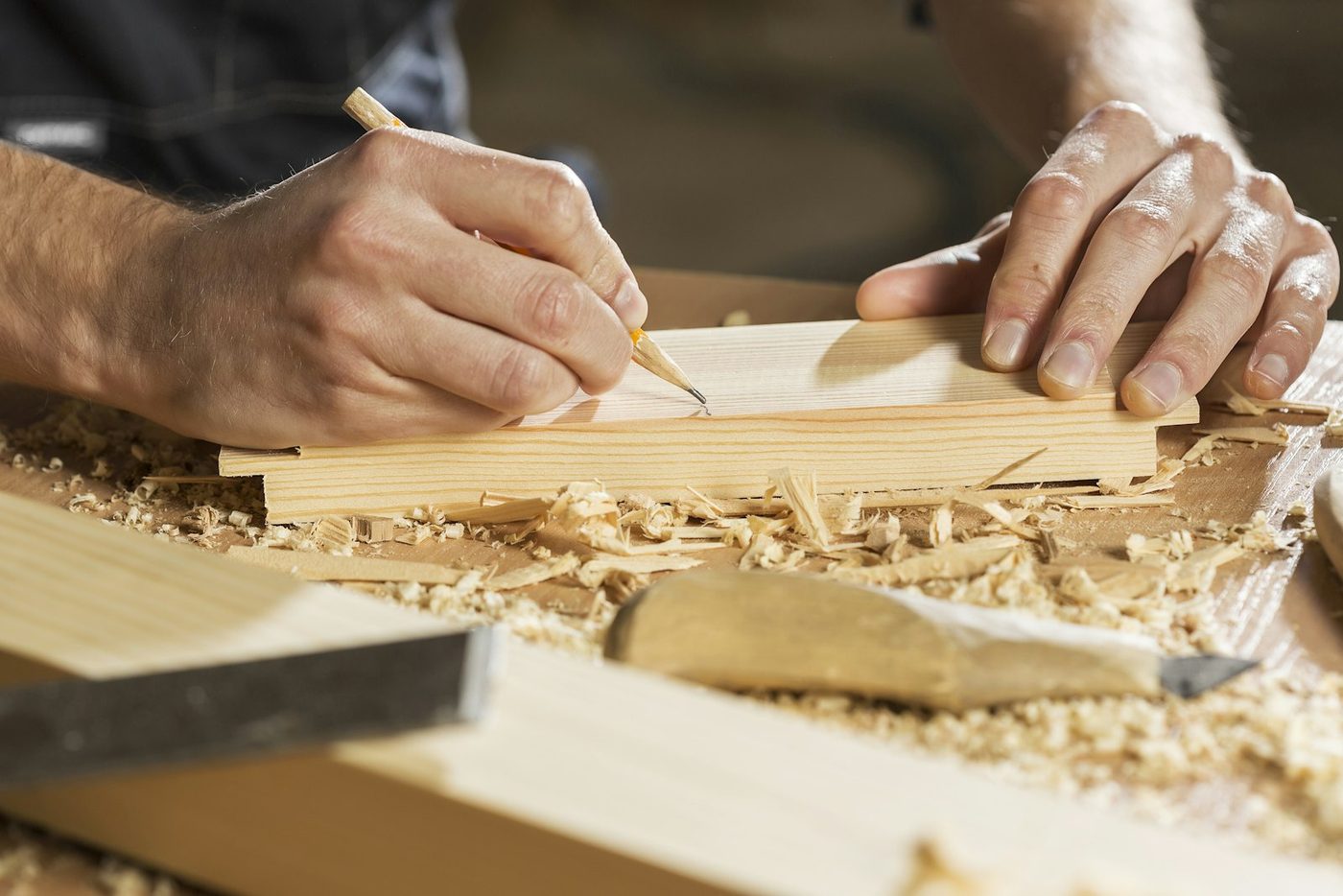 Marcando una pieza de madera con lápiz