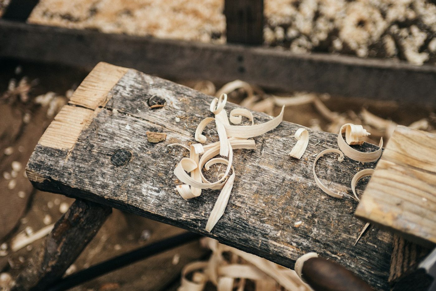 Virutas de madera sobre el banco de trabajo